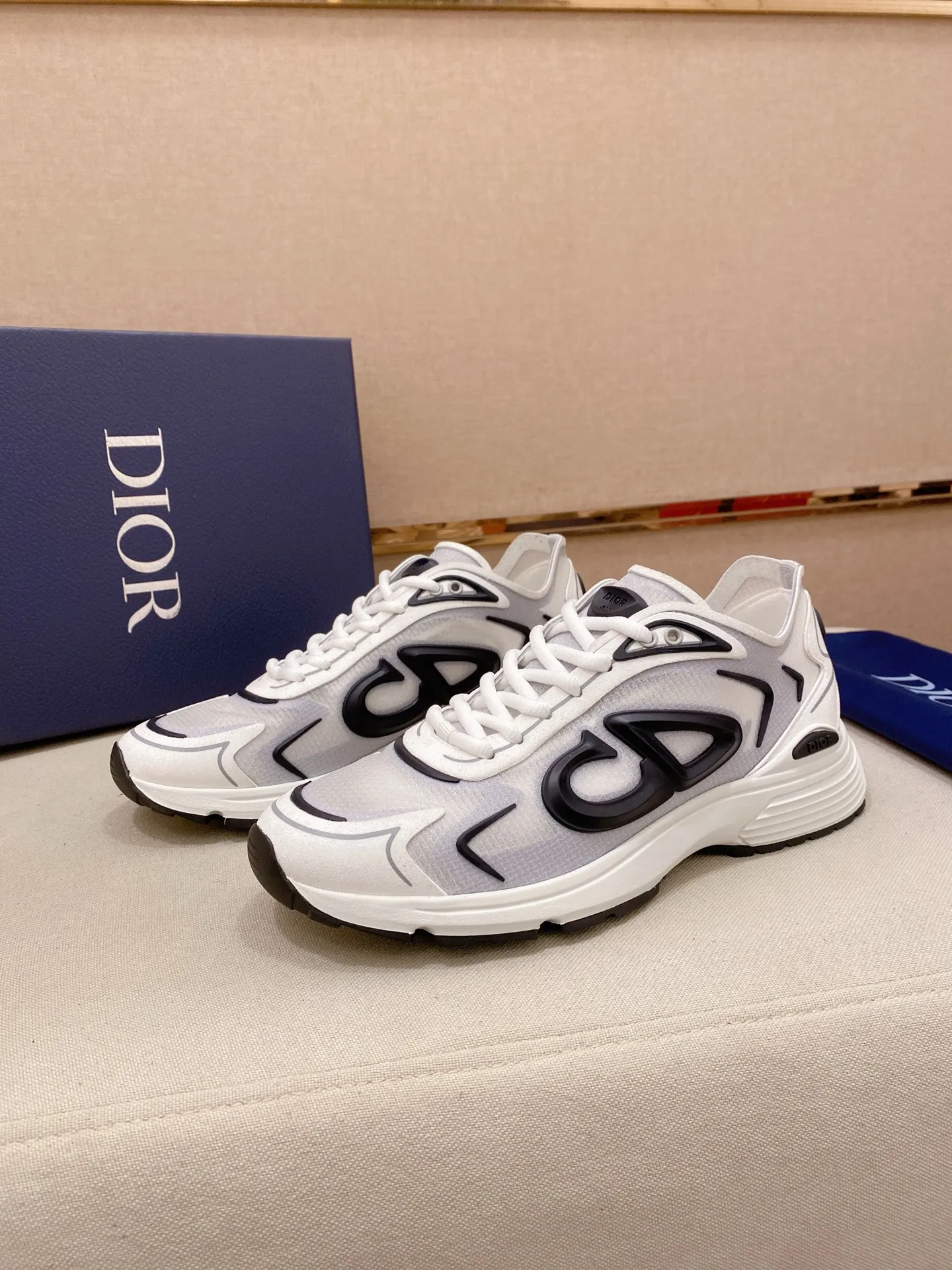 Ex-factory price: 480💰[Celebrate][Celebrate][Celebrate] Wang Junkai, the latest DIOR brand ambassador launched in 2022, brilliantly performs Dior's new B30 sneakers, using modern lines and technical fabrics to create a smart and casual style. The new sports shoes follow the trend of the retro market. The DadShoes-style tongue has the Dior logo. The B30 is made of fine-textured leather and mesh cloth. There are conspicuous letters CD on both sides of the shoe body to indicate identity. The original 1:1 replica of the top version is code number: 38-44. Can be customized45